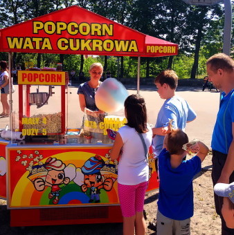 Uśmiechnięty Team Rob-Roy wydaje watę cukrowa i popcorn...